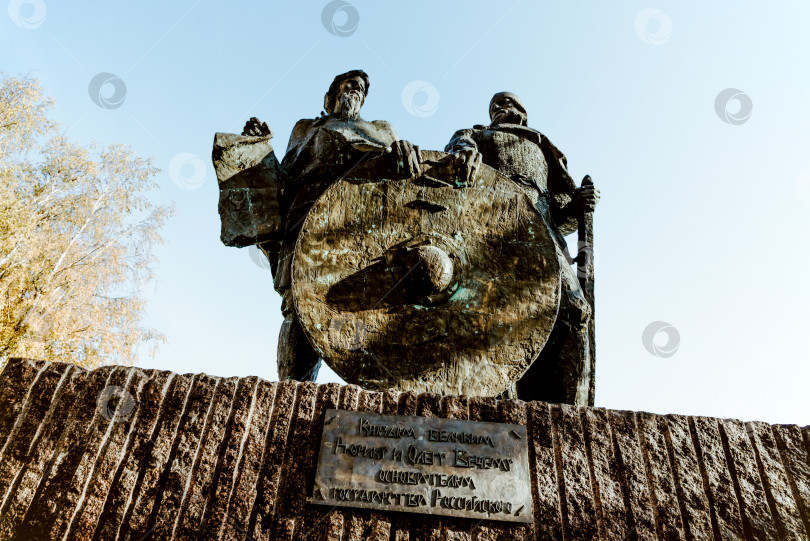 Скачать Старая Ладога, Россия, 5 июня 2019 года, Бронзовый памятник Рюрику и Олегу Вещим фотосток Ozero