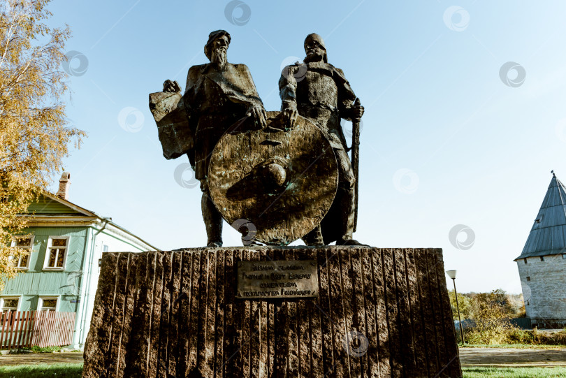 Скачать Старая Ладога, Россия, 5 июня 2019 года, Бронзовый памятник Рюрику и Олегу Вещим фотосток Ozero