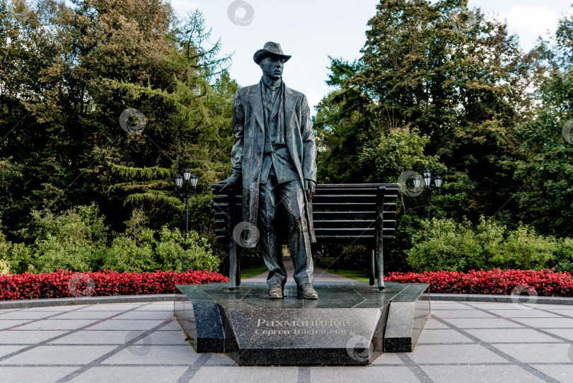 Скачать Псков, Россия, 2 июня 2021 года, Бронзовый памятник композитору и пианисту Рахманинову фотосток Ozero