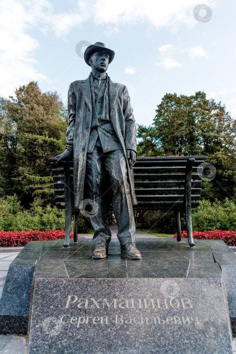Скачать Псков, Россия, 2 июня 2021 года, Бронзовый памятник композитору и пианисту Рахманинову фотосток Ozero