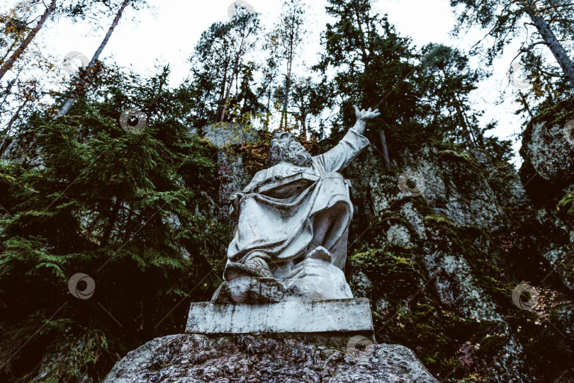 Скачать Выборг, Россия, 2 июля 2019 года, скульптурная композиция "Гранитное ущелье" в парке Монрепо имени Вайнамойнена фотосток Ozero