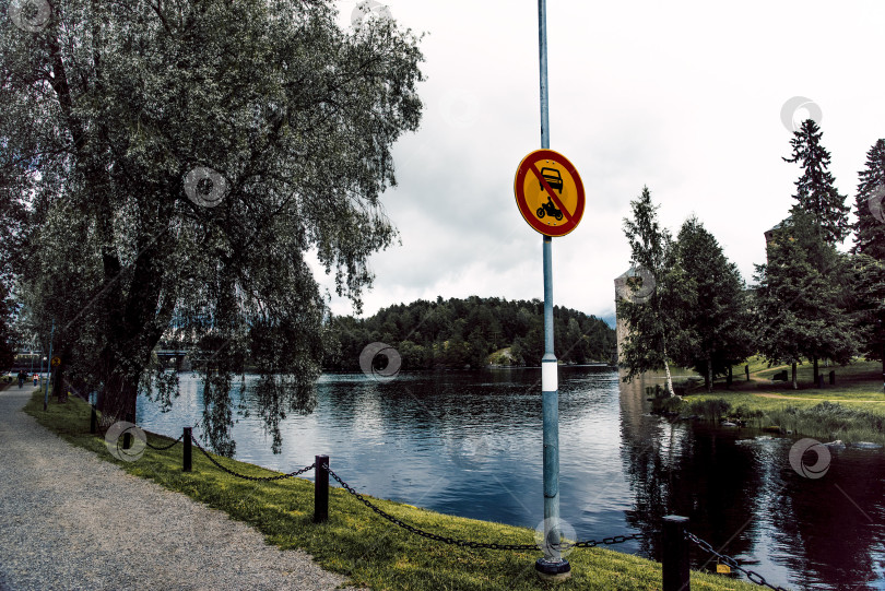 Скачать Знак, запрещающий проезд автомобилей и мотоциклов по территории пешеходного парка фотосток Ozero