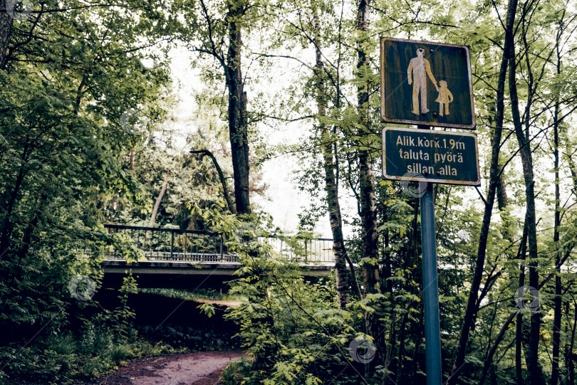 Скачать Котка, Финляндия, 2 июня 2019 года, Путеводитель по дорожным знакам для пешеходов в городском парке path of city park фотосток Ozero