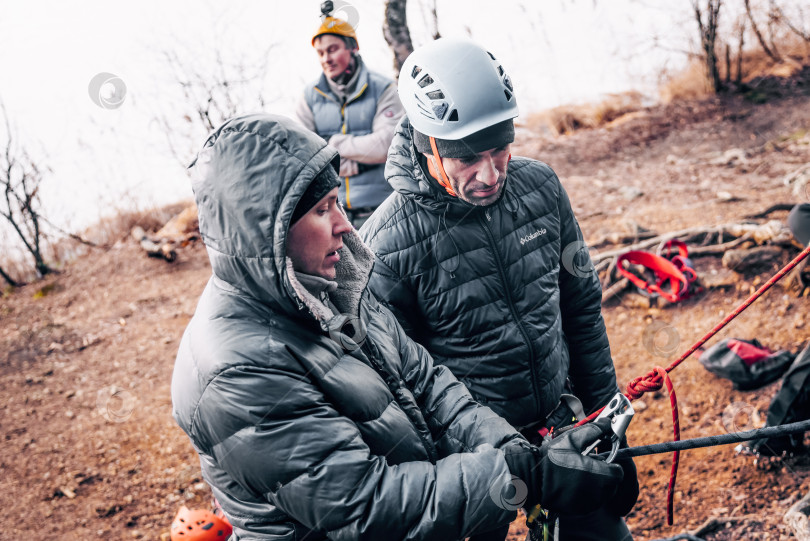 Скачать Санкт-Петербург, Россия, 4 января 2020 года, Скалолаз завязывает узел на веревке фотосток Ozero