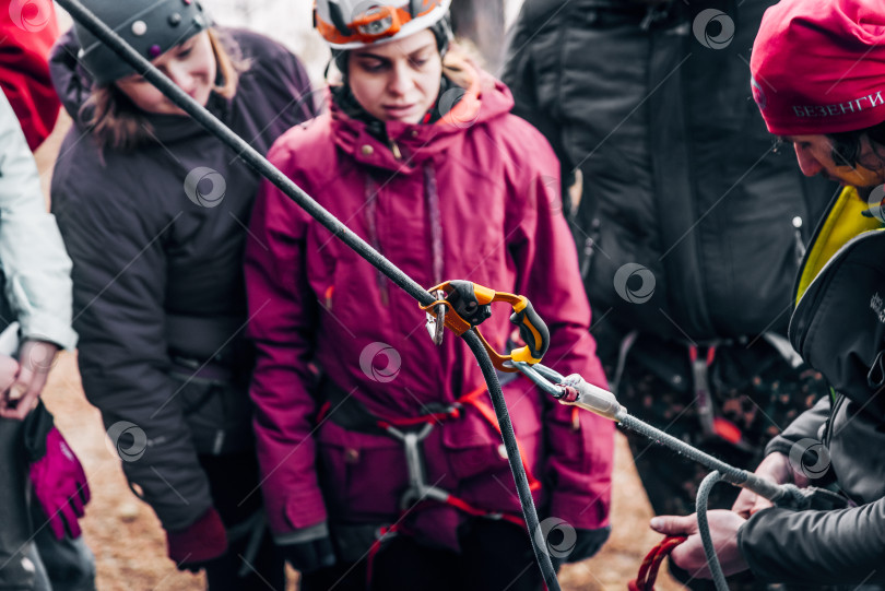 Скачать Санкт-Петербург, Россия, 4 января 2020 года, Скалолаз завязывает узел на веревке фотосток Ozero