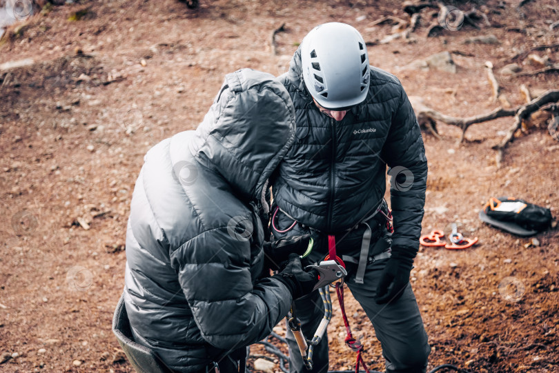 Скачать Санкт-Петербург, Россия, 4 января 2020 года, Скалолаз завязывает узел на веревке фотосток Ozero