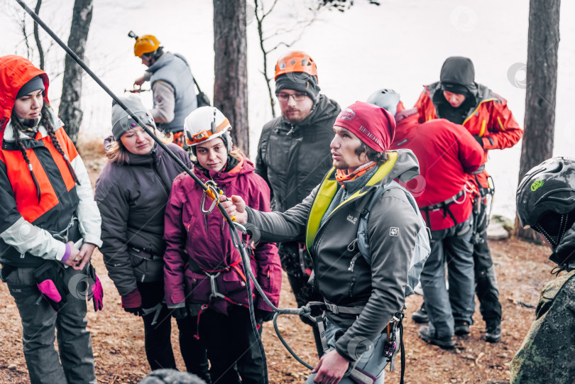 Скачать Санкт-Петербург, Россия, 4 января 2020 года, Скалолаз завязывает узел на веревке фотосток Ozero