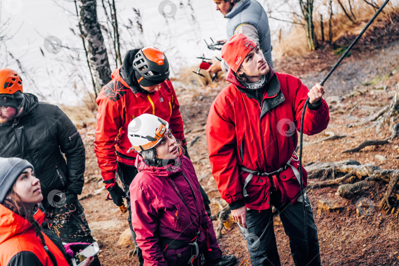 Скачать Санкт-Петербург, Россия, 4 января 2020 года, Скалолаз завязывает узел на веревке фотосток Ozero