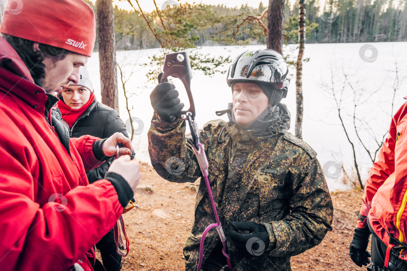 Скачать Санкт-Петербург, Россия, 4 января 2020 года, Скалолаз завязывает узел на веревке фотосток Ozero
