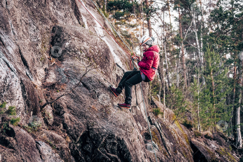 Скачать Санкт-Петербург, Россия, 4 января 2020 года, Скалолаз взбирается на высокую скальную стену фотосток Ozero