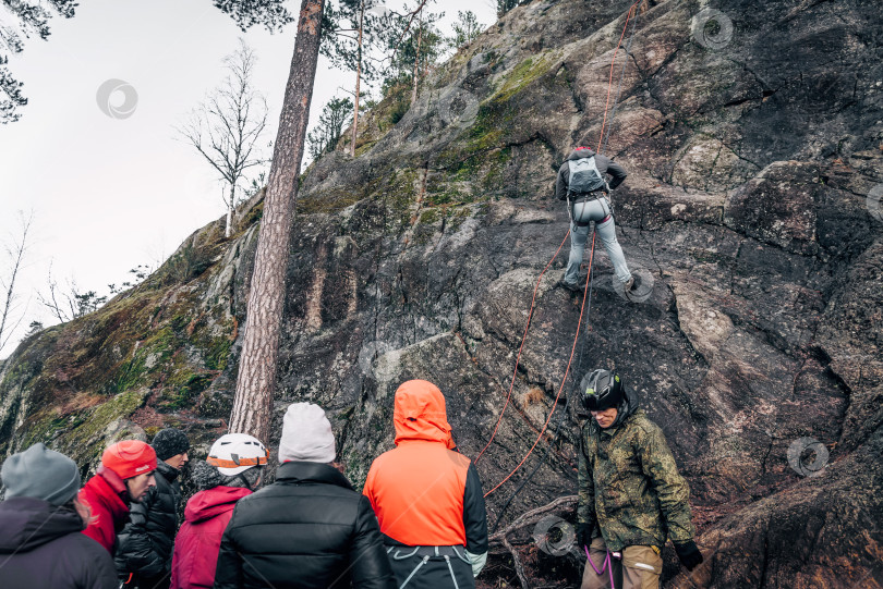 Скачать Санкт-Петербург, Россия, 4 января 2020 года, Скалолаз взбирается на высокую скальную стену фотосток Ozero