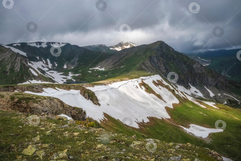 Скачать залитые солнцем скалы, горный хребет вдалеке фотосток Ozero