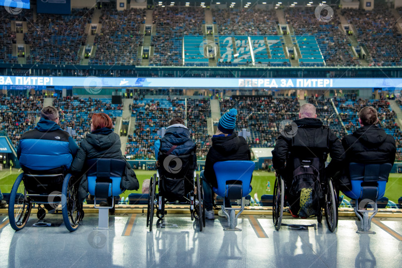 Скачать Санкт-Петербург, Россия, 30 октября 2019 года, Инвалид-болельщик футбольного матча фотосток Ozero