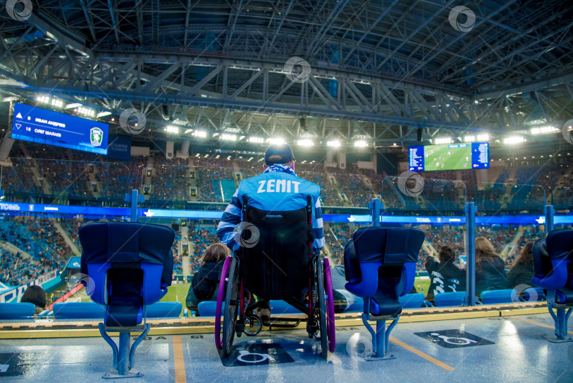 Скачать Санкт-Петербург, Россия, 30 октября 2019 года, Инвалид-болельщик футбольного матча фотосток Ozero