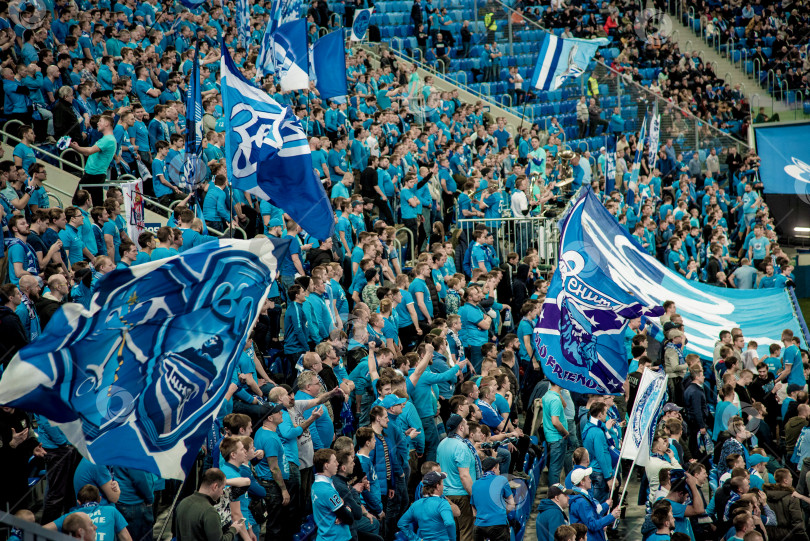 Скачать Санкт-Петербург, Россия, 30 октября 2019 года, Футбольные болельщики болеют за команду "Зенит" фотосток Ozero