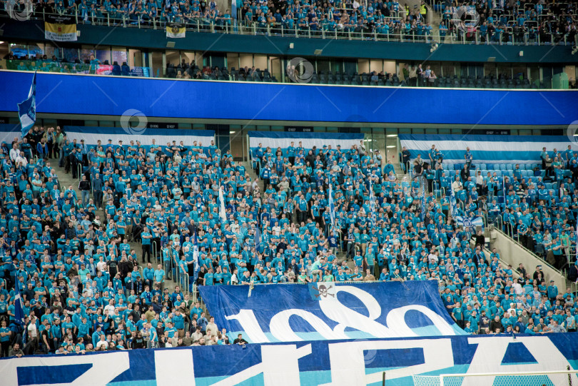 Скачать Санкт-Петербург, Россия, 30 октября 2019 года, Футбольные болельщики болеют за команду "Зенит" фотосток Ozero