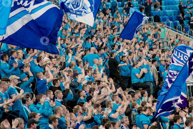 Скачать Санкт-Петербург, Россия, 30 октября 2019 года, Футбольные болельщики болеют за команду "Зенит" фотосток Ozero