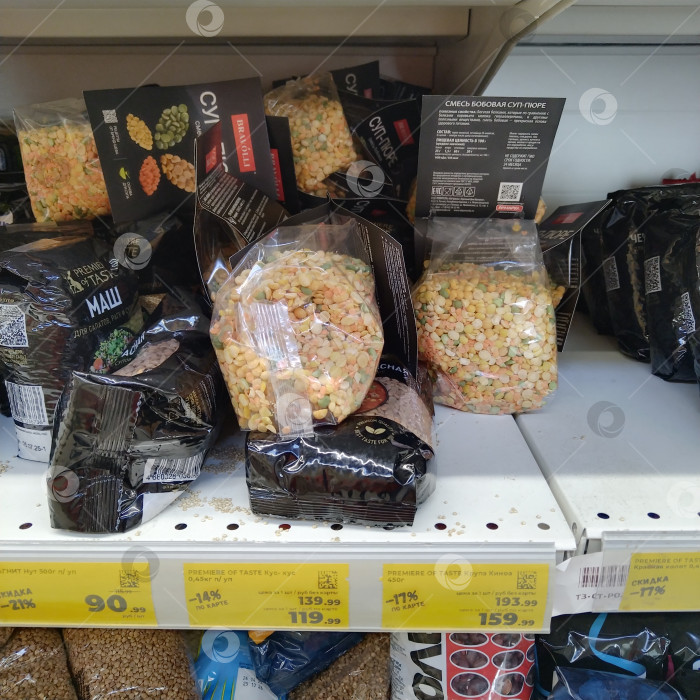 Скачать Отдел гороха в магазине "Магнит". фотосток Ozero