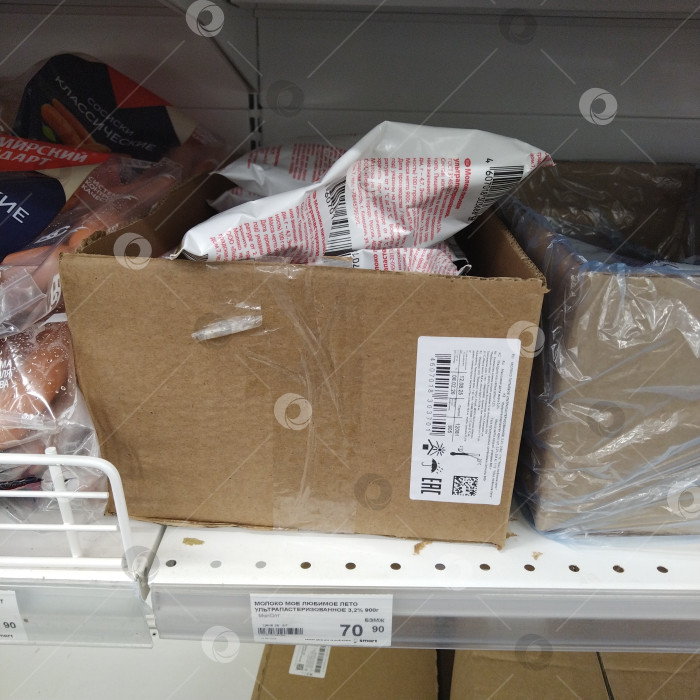 Скачать Отдел молока в магазине "Smart". фотосток Ozero