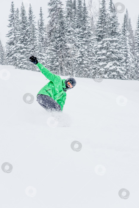 Скачать Шерегеш, Россия, 22 февраля 2017 года, сноубордист-лыжник, скользящий по заснеженному склону фотосток Ozero