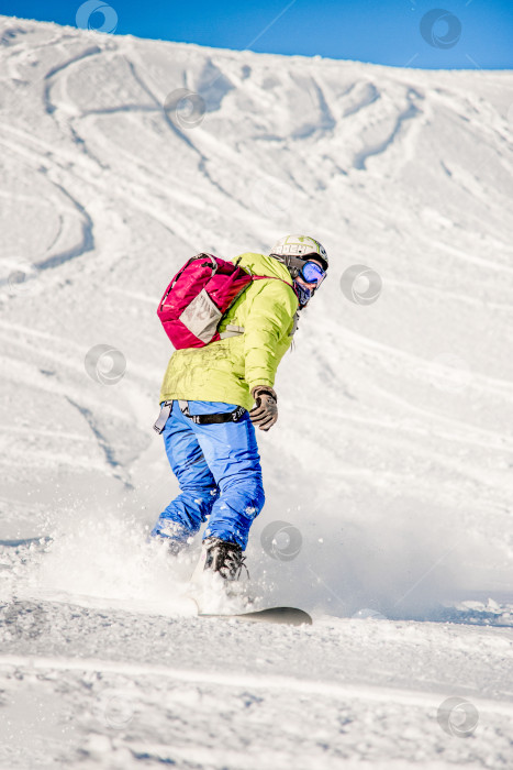 Скачать Шерегеш, Россия, 7 января 2017 года, сноубордист-лыжник, скользящий по заснеженному склону фотосток Ozero