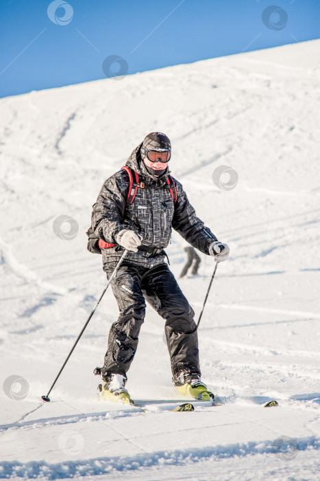 Скачать Шерегеш, Россия, 7 января 2017 года, сноубордист-лыжник, скользящий по заснеженному склону фотосток Ozero