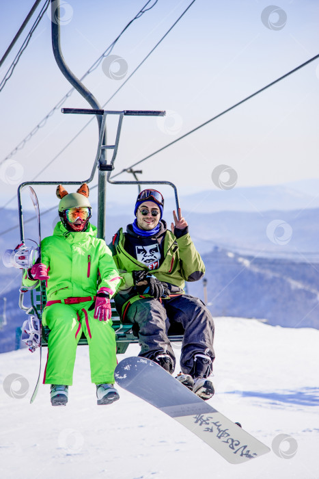 Скачать Шерегеш, Россия, 3 февраля 2017 года, лыжник-сноубордист поднимается на горную гондолу фотосток Ozero