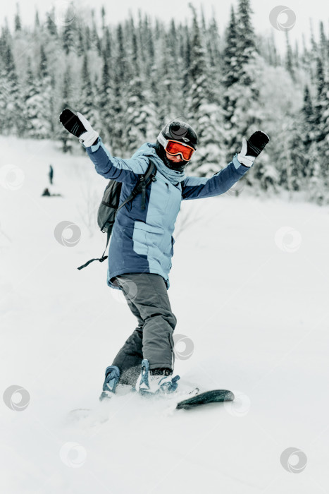 Скачать Шерегеш, Россия, 4 января 2021 года, лыжник-сноубордист скатывается по заснеженному склону фотосток Ozero