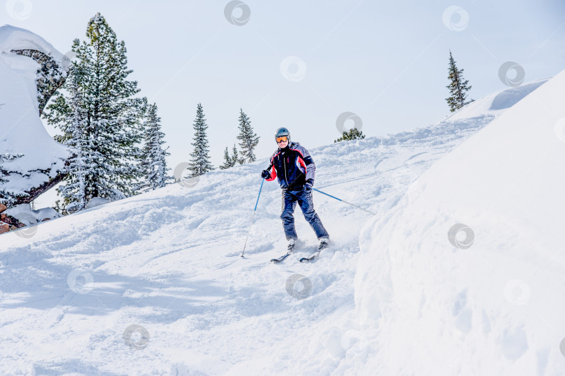 Скачать Шерегеш, Россия, 20 февраля 2017 года, сноубордист-лыжник, скользящий по заснеженному склону фотосток Ozero