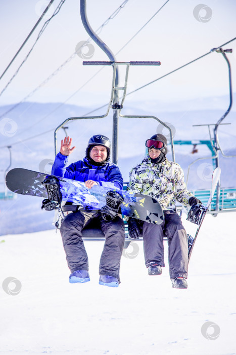 Скачать Шерегеш, Россия, 3 февраля 2017 года, лыжник-сноубордист поднимается на горную гондолу фотосток Ozero