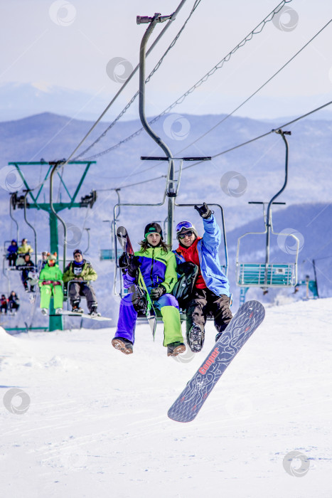 Скачать Шерегеш, Россия, 3 февраля 2017 года, лыжник-сноубордист поднимается на горную гондолу фотосток Ozero