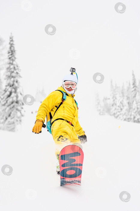 Скачать Шерегеш, Россия, 6 января 2017 года, сноубордист-лыжник, скользящий по заснеженному склону фотосток Ozero