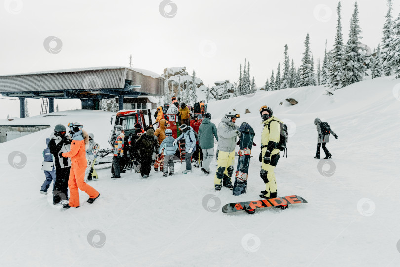 Скачать Шерегеш, Россия, 4 января 2021 года, сноубордист-лыжник вылезает из снегохода фотосток Ozero