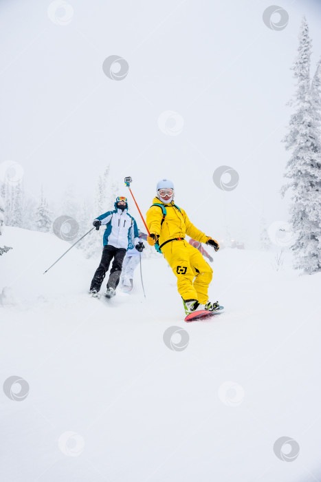 Скачать Шерегеш, Россия, 6 января 2017 года, сноубордист-лыжник, скользящий по заснеженному склону фотосток Ozero