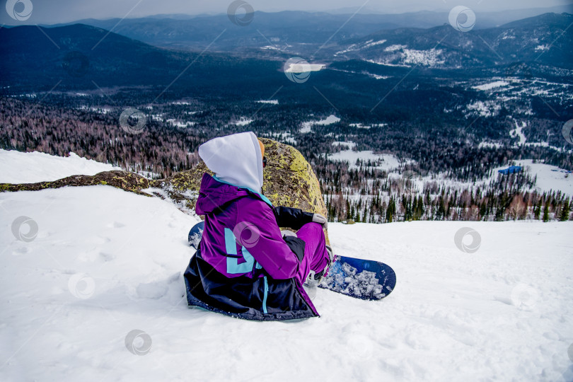 Скачать Шерегеш, Россия, 9 апреля 2017 года, сноубордисты и лыжники отдыхают на горнолыжном склоне фотосток Ozero