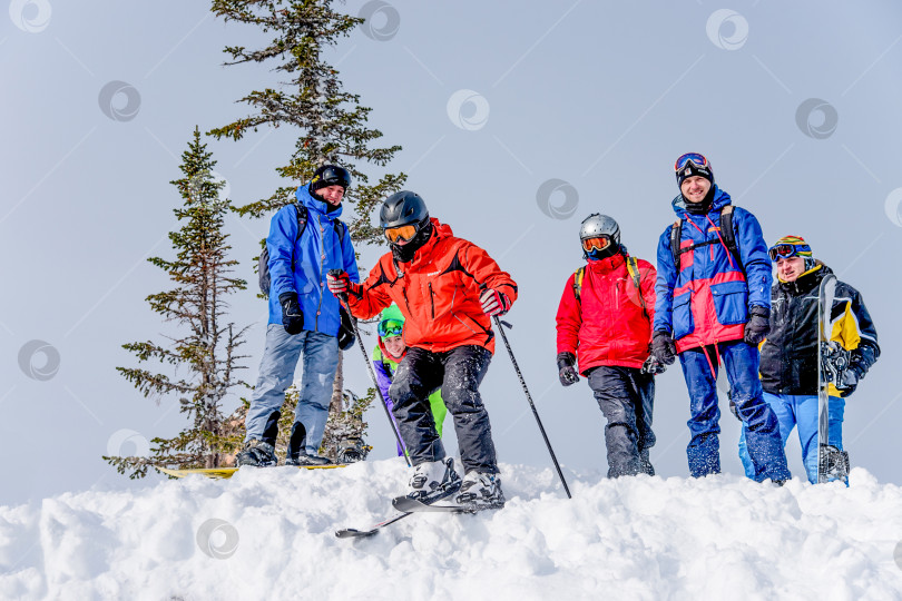 Скачать Шерегеш, Россия, 20 февраля 2017 года, сноубордист-лыжник, скользящий по заснеженному склону фотосток Ozero