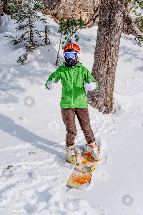 Скачать Шерегеш, Россия, 20 февраля 2017 года, сноубордист-лыжник, скользящий по заснеженному склону фотосток Ozero