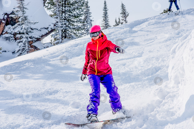 Скачать Шерегеш, Россия, 20 февраля 2017 года, сноубордист-лыжник, скользящий по заснеженному склону фотосток Ozero