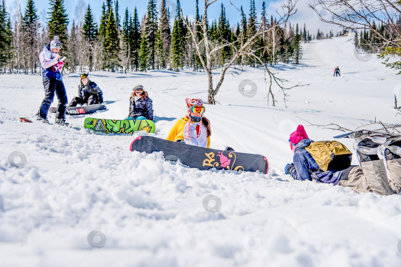 Скачать Шерегеш, Россия, 8 апреля 2017 года, сноубордисты и лыжники отдыхают на горнолыжном склоне фотосток Ozero