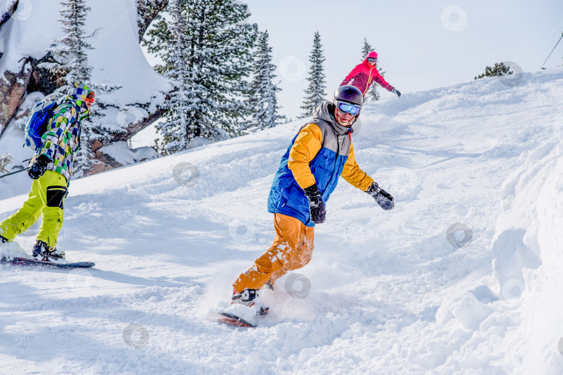 Скачать Шерегеш, Россия, 20 февраля 2017 года, сноубордист-лыжник, скользящий по заснеженному склону фотосток Ozero