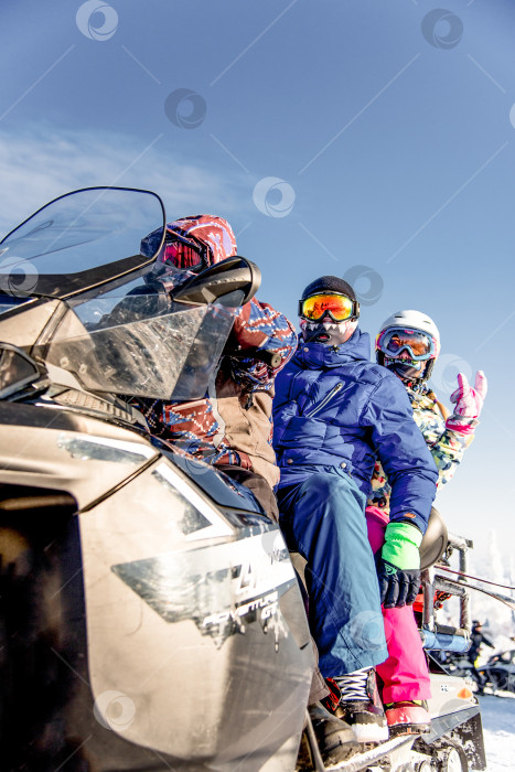 Скачать Шерегеш, Россия, 7 января 2017 года, сноубордисты-лыжники садятся на снегоход фотосток Ozero