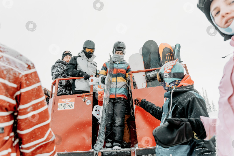 Скачать Шерегеш, Россия, 4 января 2021 года, сноубордист-лыжник вылезает из снегохода фотосток Ozero