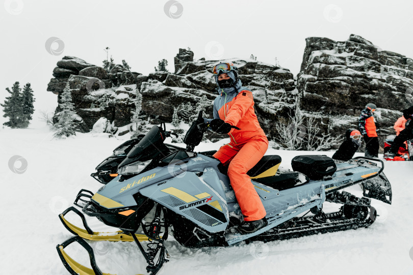 Скачать Шерегеш, Россия, 4 января 2021 года, сноубордисты-лыжники садятся на снегоход фотосток Ozero