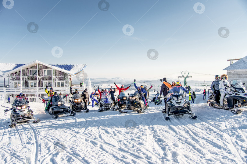 Скачать Шерегеш, Россия, 7 января 2017 года, сноубордисты-лыжники садятся на снегоход фотосток Ozero