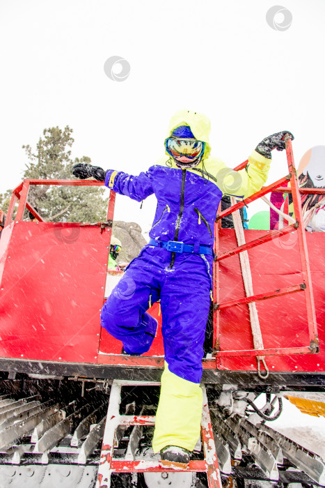 Скачать Шерегеш, Россия, 4 февраля 2017 года, сноубордист-лыжник вылезает из снегохода фотосток Ozero