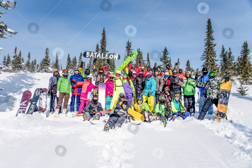Скачать Шерегеш, Россия, 20 февраля 2017 года, Сноубордисты и лыжники позируют на горе фотосток Ozero