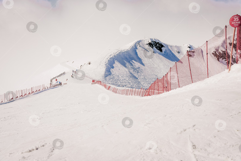 Скачать Сочи, Россия, 21 марта 2020 года, сноубордист-лыжник, скользящий по заснеженному склону фотосток Ozero