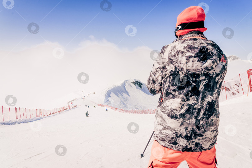 Скачать Сочи, Россия, 21 марта 2020 года, сноубордист-лыжник, скользящий по заснеженному склону фотосток Ozero