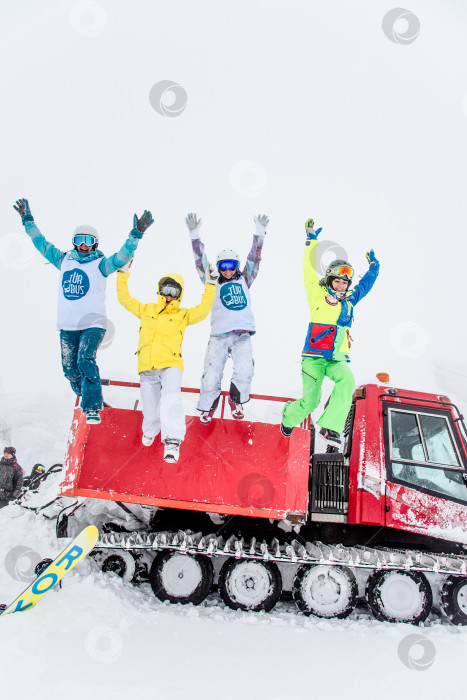 Скачать Шерегеш, Россия, 6 января 2017 года, сноубордисты-лыжники прыгают в сугроб фотосток Ozero