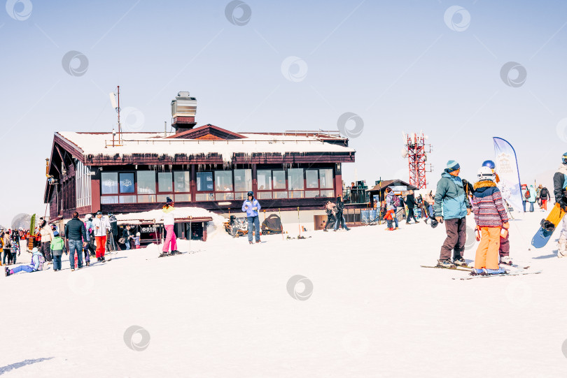 Скачать Сочи, Россия, 21 марта 2020 года, лыжники отдыхают на горнолыжном курорте Красная Поляна фотосток Ozero